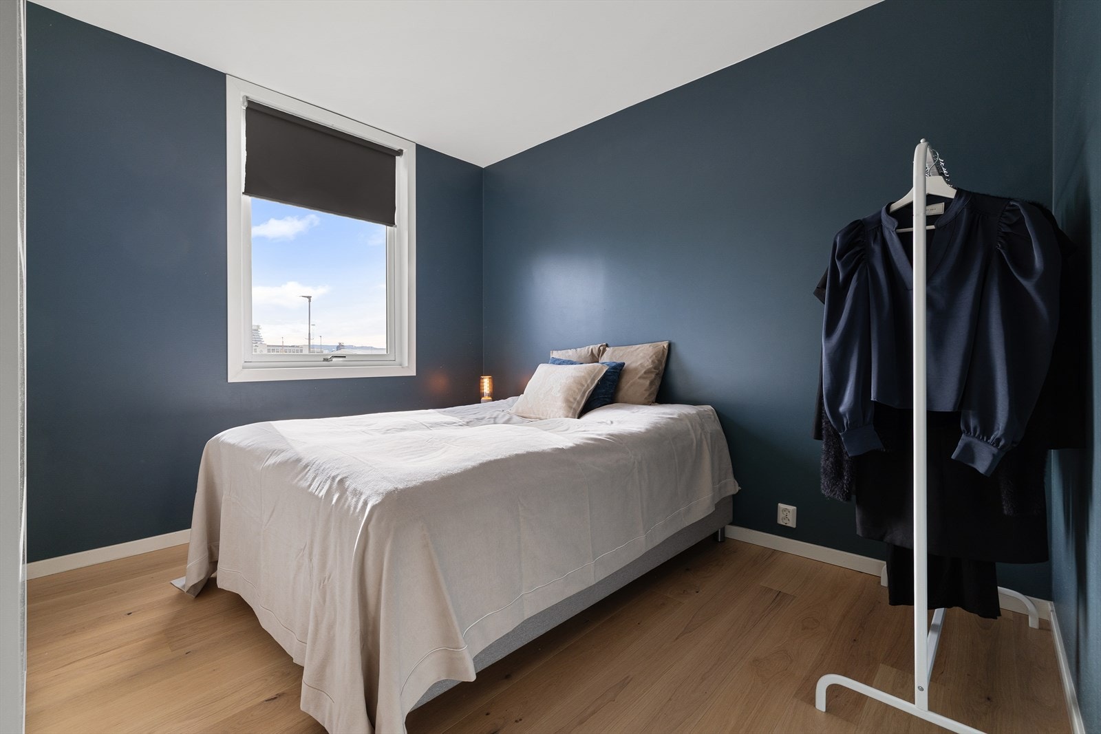 Hovedsoverom med plass til dobbeltseng og lagringsplass i medfølgenede garderobeskap. Galleribilde