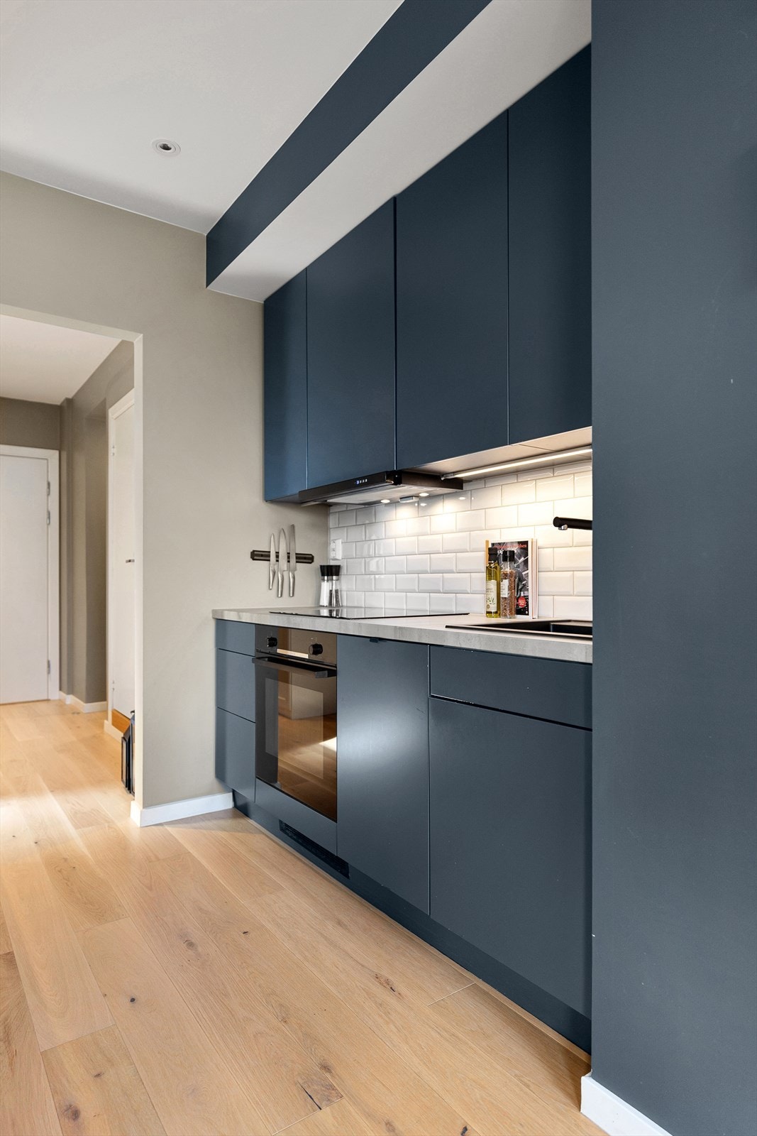 Leiligheten har delikate fargevalg og pen 1-stavs parkett. Galleribilde