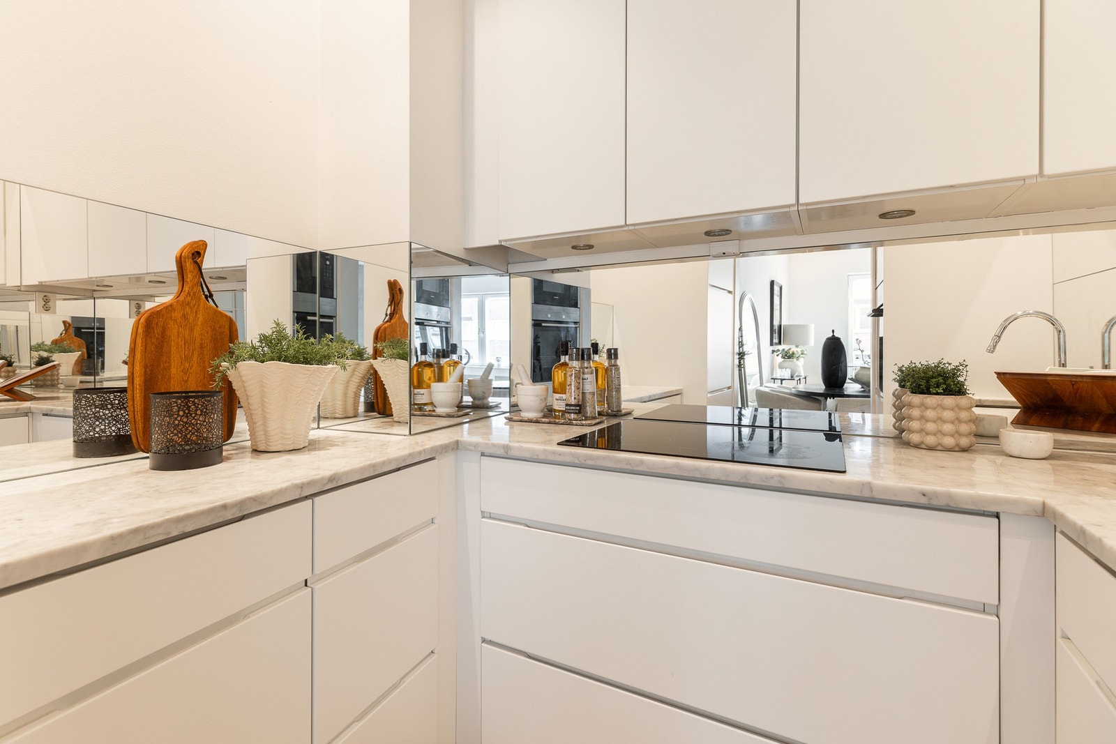Leiligheten har gjennomførte detaljer med blant annet benkeplate i Carrara-marmor. Galleribilde