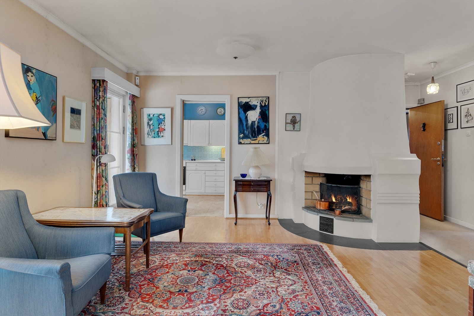 Vedovn i stuen gir effektiv oppvarming og en hyggelig atmosfære. Galleribilde