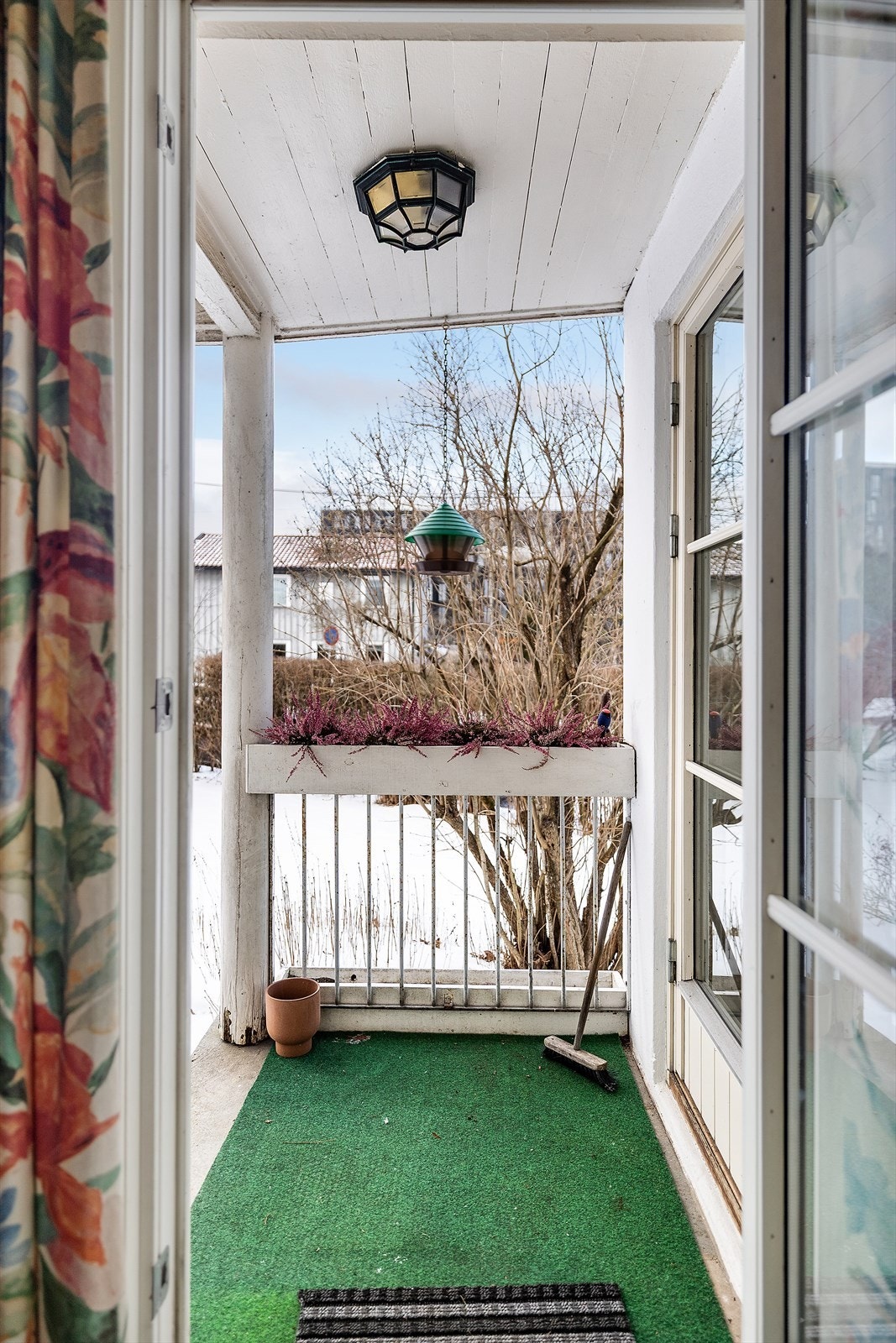 Utgang fra stue og kjøkken gir enkel tilgang til uteområdet. Galleribilde