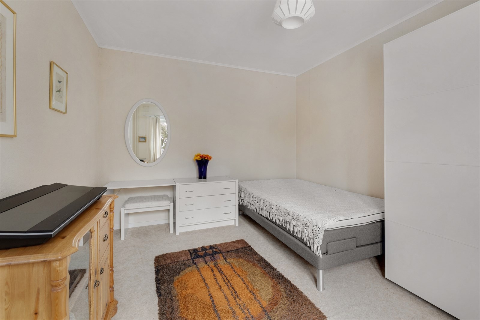 Soverom i 1. etasje med plass til dobbeltseng, nattbord og garderobeskap. Galleribilde