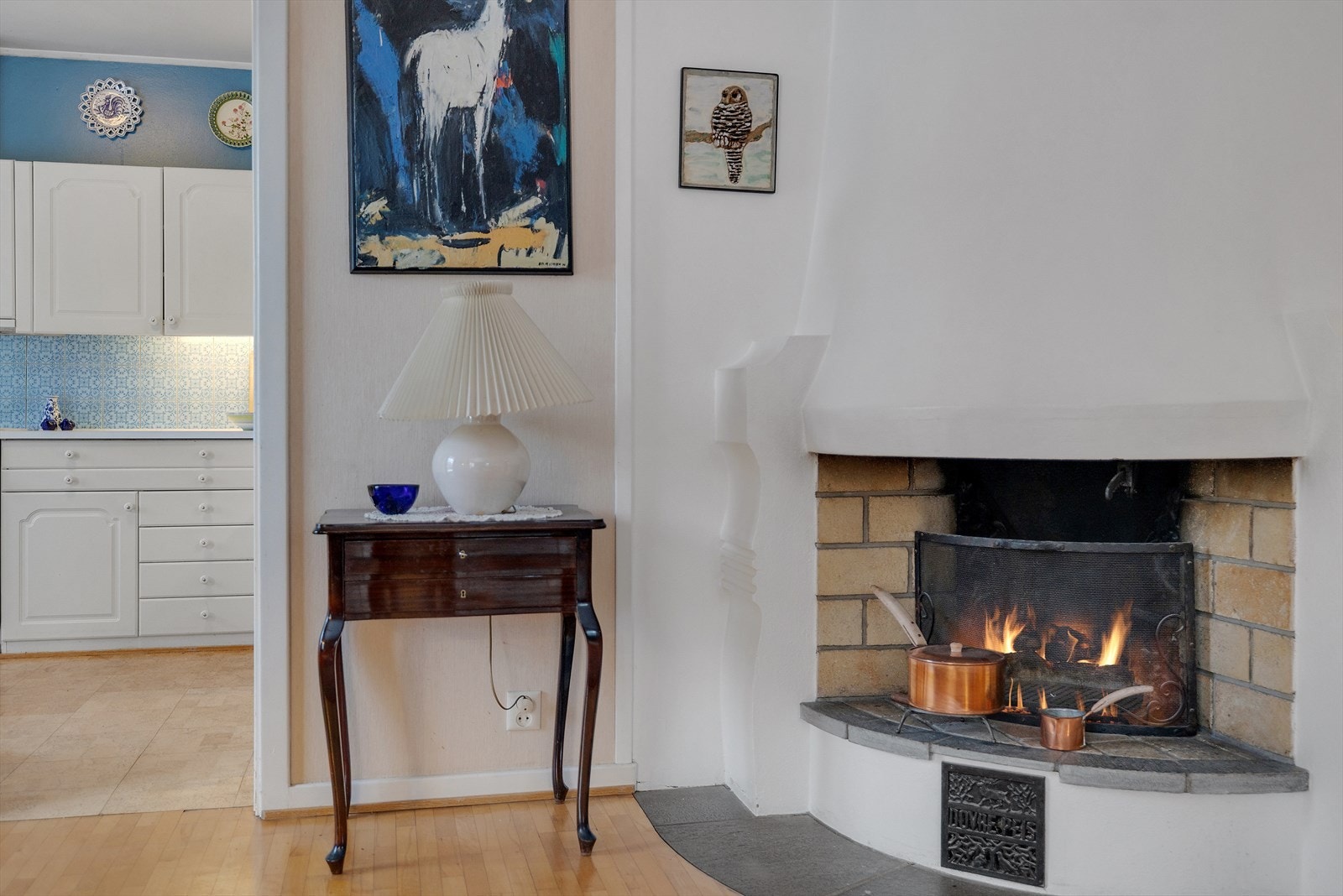 Peis med murt mantel. Galleribilde