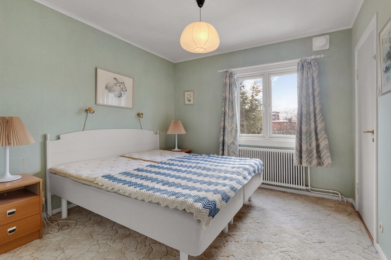 Plass til dobbeltseng og nattbord i soverommet. Galleribilde