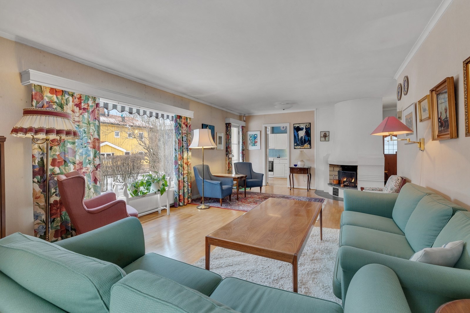 Stue og kjøkken utgjør en stor og velfungerende sosial sone, der skyvedører kan brukes til å åpne opp eller dele av etter behov. Galleribilde