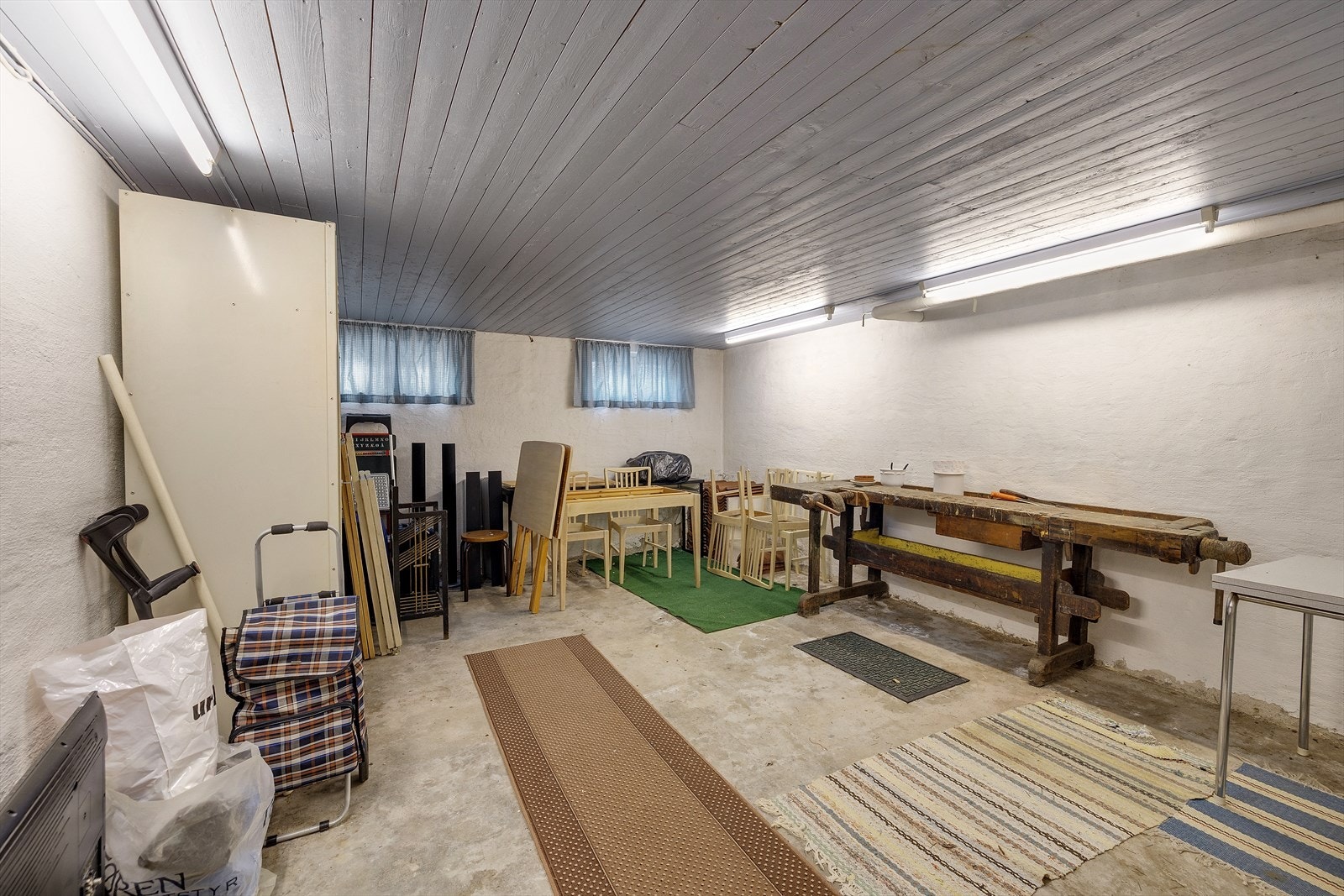 Stort lagerrom med betonggulv og god plass til oppbevaring. Galleribilde