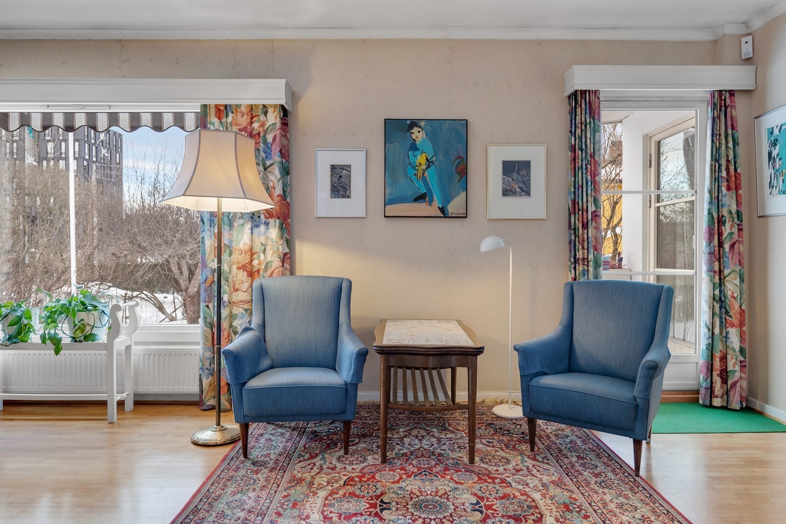 Stuen har store vindusflater som gir rikelig med innlys og godt utsyn mot uteområdet. Galleribilde