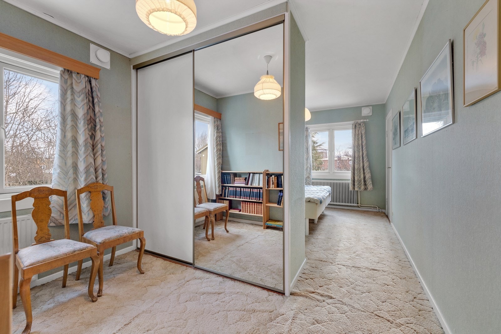 Garderobeskap med speil gir rommet en følelse av større plass. Galleribilde