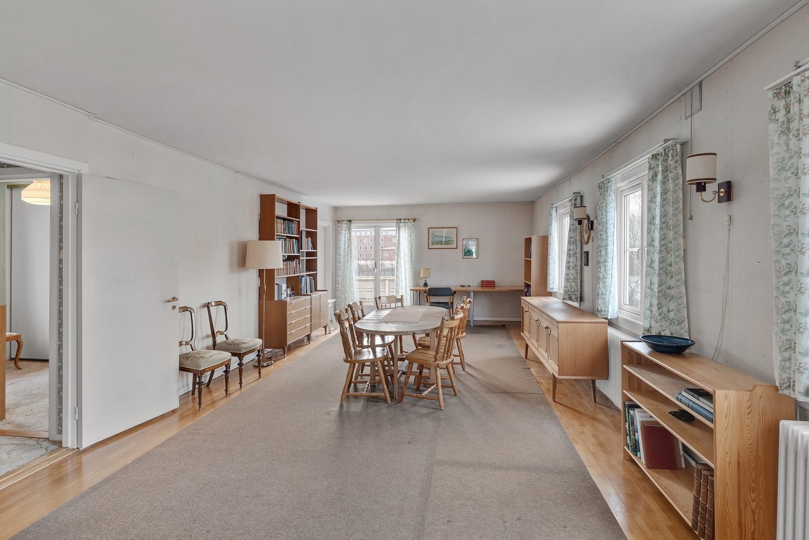 Stuen med adkomst til balkong gjennom store glassdører. Galleribilde