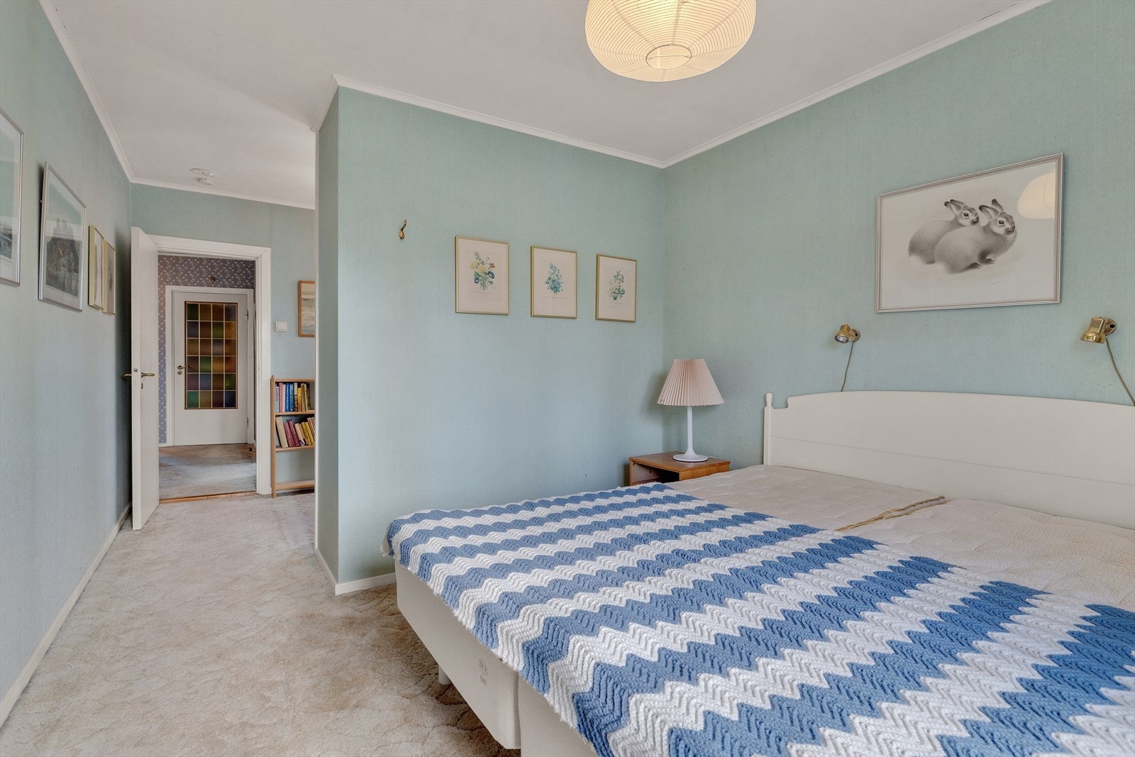 Direkte tilgang til tilstøtende rom gir praktisk bruk av soverommet. Galleribilde