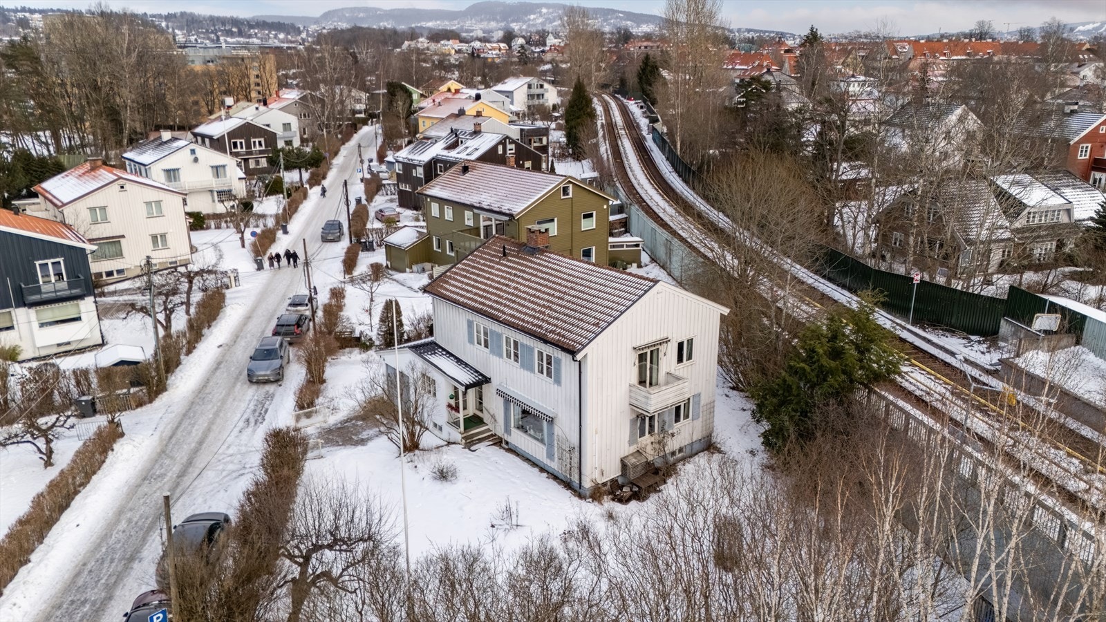 Tomannsboligen har en romslig tomt med ypperlig beliggenhet. Galleribilde