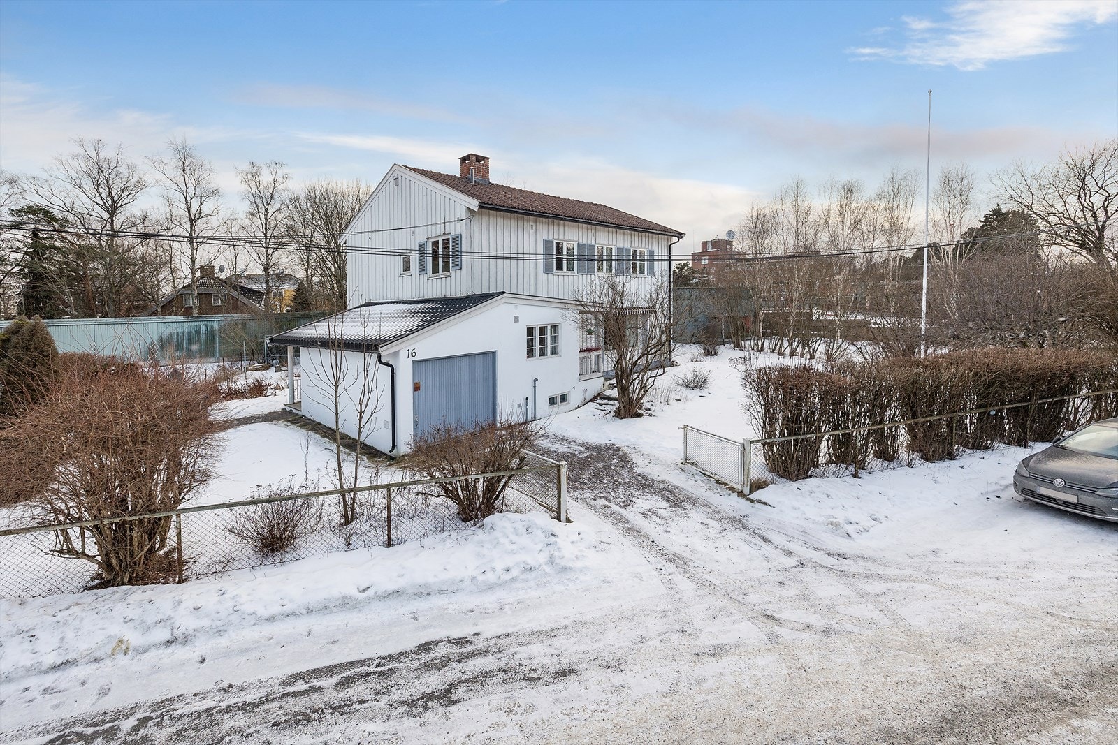 Boligen ligger innerst i en blindvei i et trygt og rolig nabolag. Galleribilde