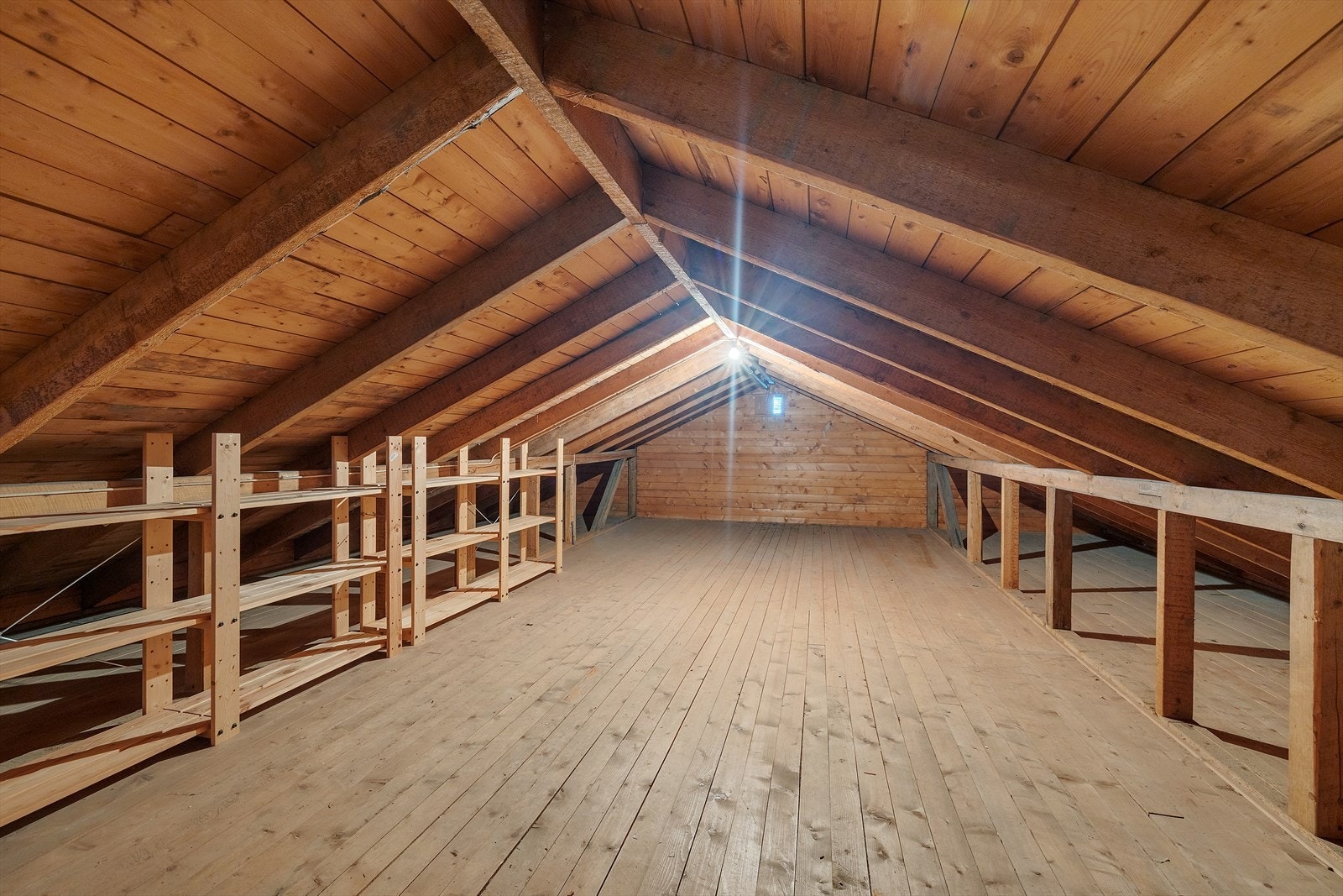 Loftet har en gulvflate på 40 m², men lav takhøyde gjør det ikke måleverdig. Robust trekonstruksjon gir god lagringsplass. Galleribilde