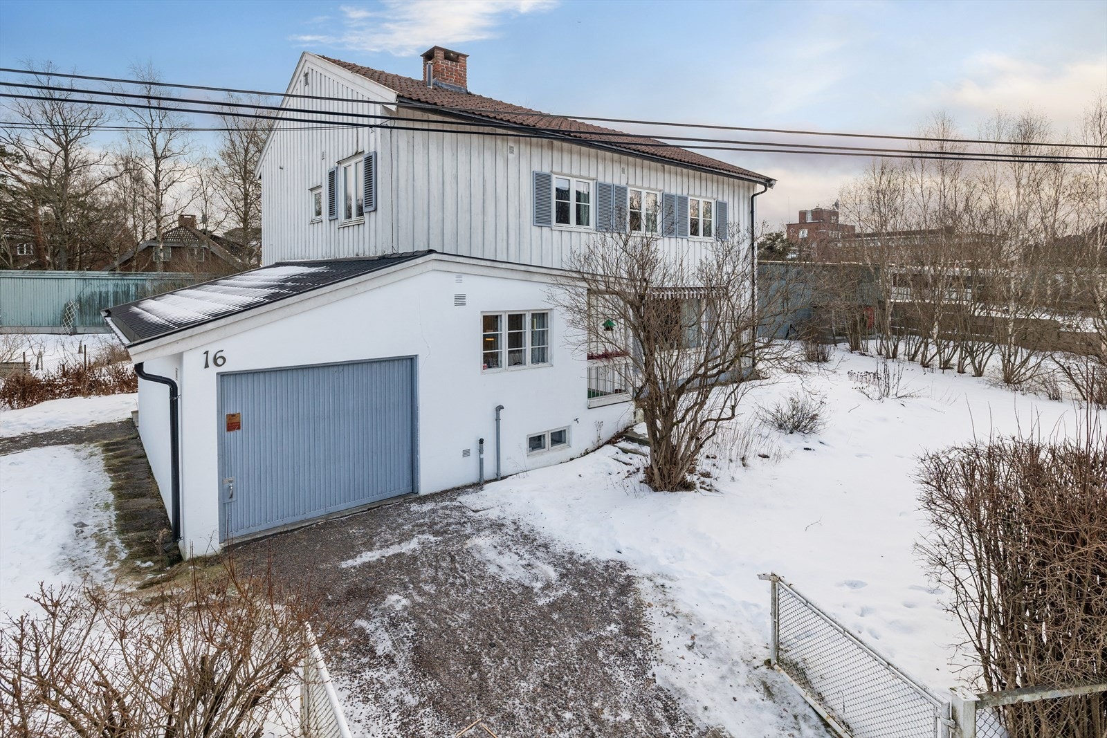 Garasjen har pusset murkonstruksjon og integrert plassering i boligen. Galleribilde