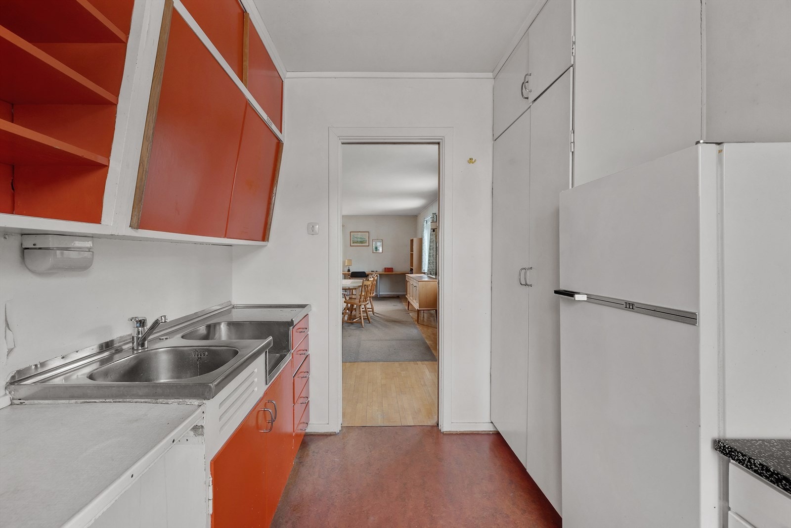 Kjøkkenet har direkte tilgang til stue. Galleribilde