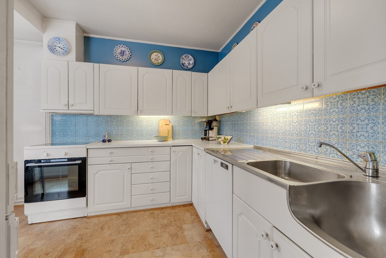 Kjøkkenet har original innredning med malte, profilerte fronter og laminat benkeplate. Galleribilde