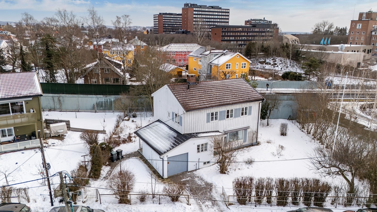 Her bor du i et rolig og barnevennlig nabolag med kort vei til marka, skoler, barnehager, kollektivtransport og servicetilbud. Galleribilde