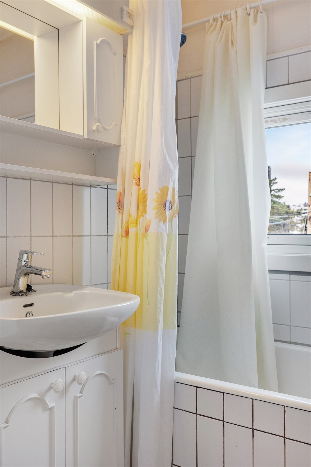 Servant med underskap gir praktisk oppbevaring, men våtrommet må oppgraderes for å møte dagens krav til standard. Galleribilde