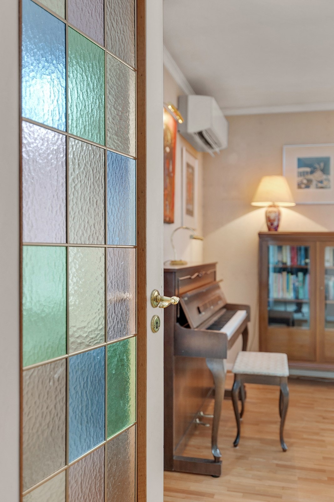 Farget glass i døren gir en dekorativ overgang mellom rommene. Galleribilde
