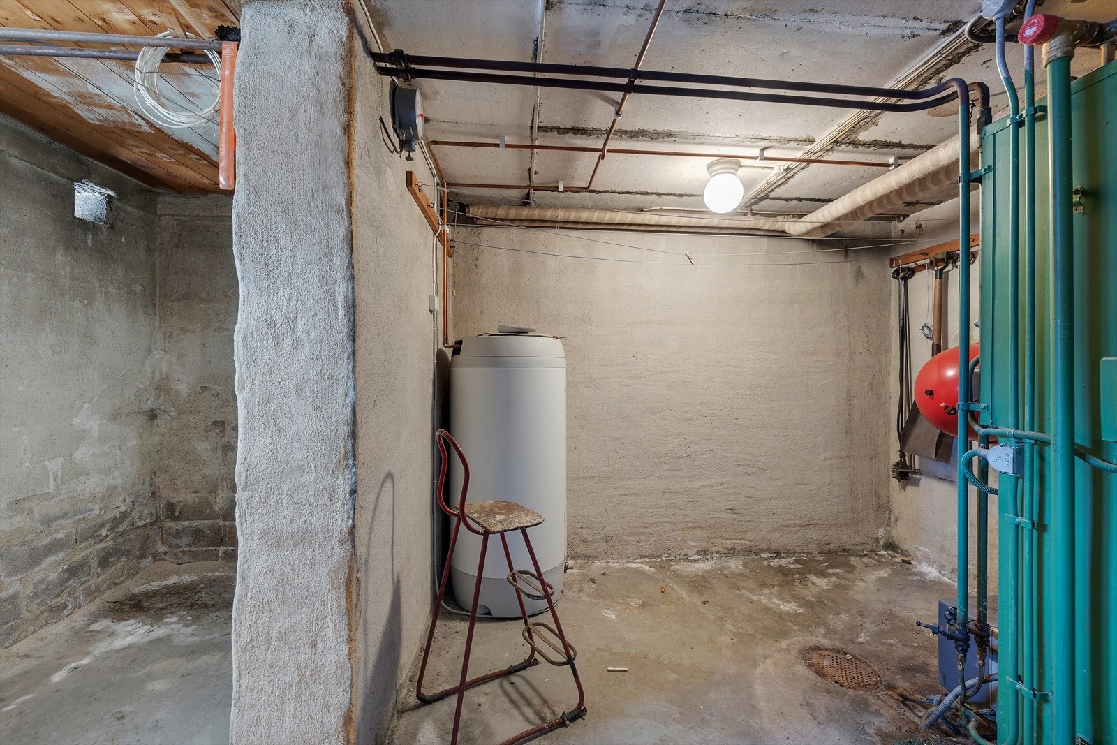 Varmtvannsbereder fra 2011 er plassert i kjelleren, sammen med eldre røropplegg. Galleribilde