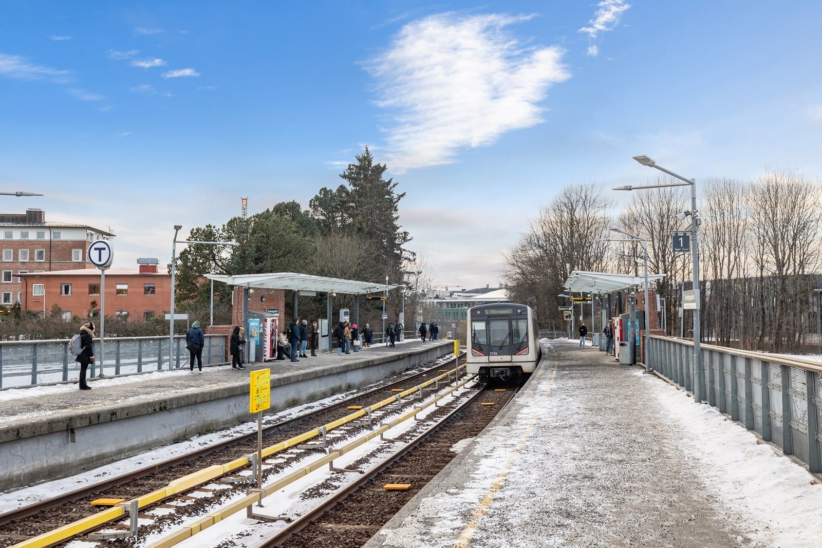 Området har enkel tilgang til kollektivtransport med nærliggende t-banestasjon. Galleribilde