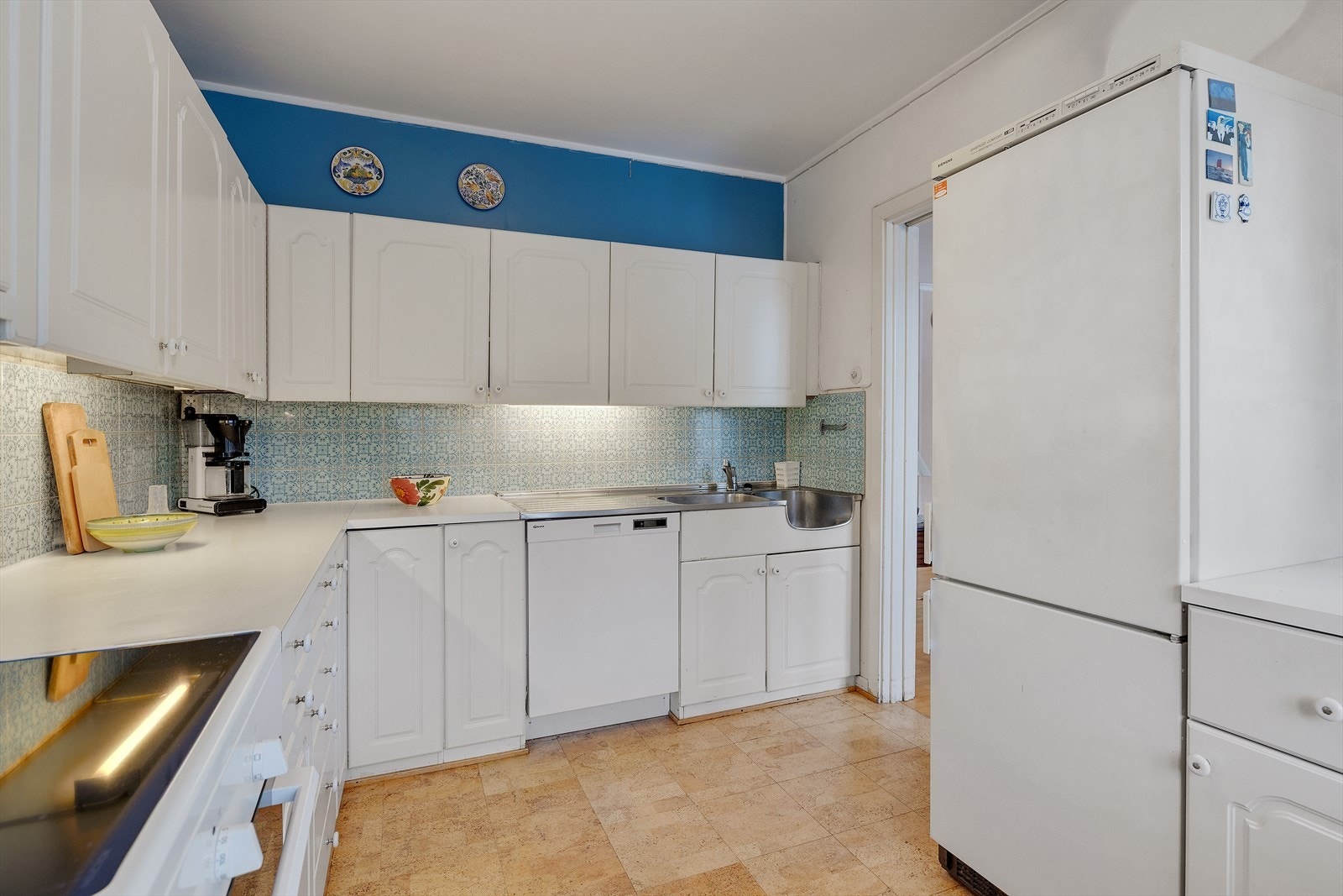 Det er lys montert under overskap og fliser i benkerygg. Galleribilde