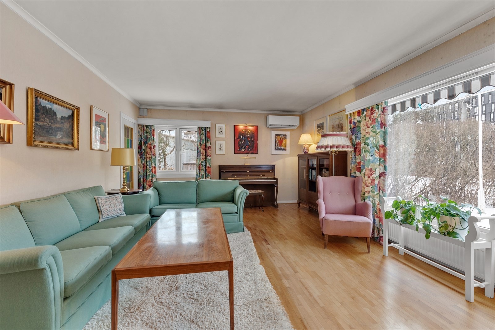 Lyst parkettgulv og vegger med malt strie. Galleribilde