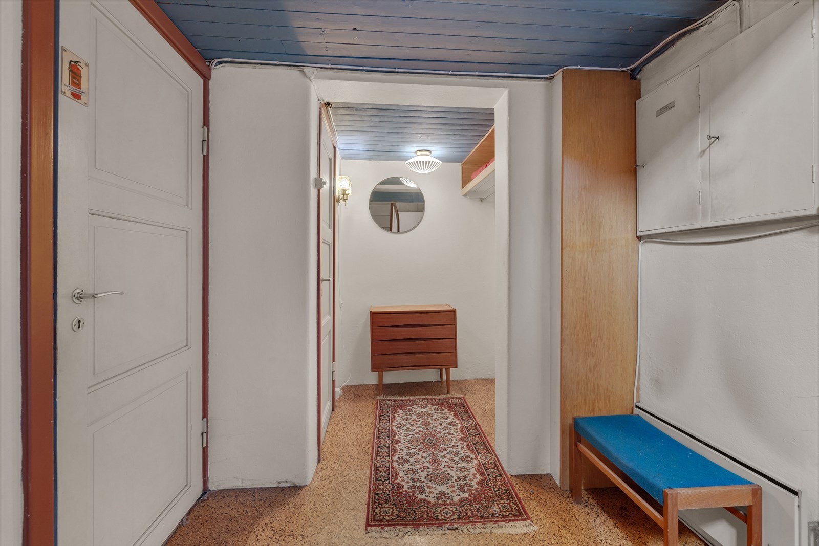 Gangen i kjelleren har malte vegger og tak, med enkel tilgang til flere lagringsrom. Galleribilde