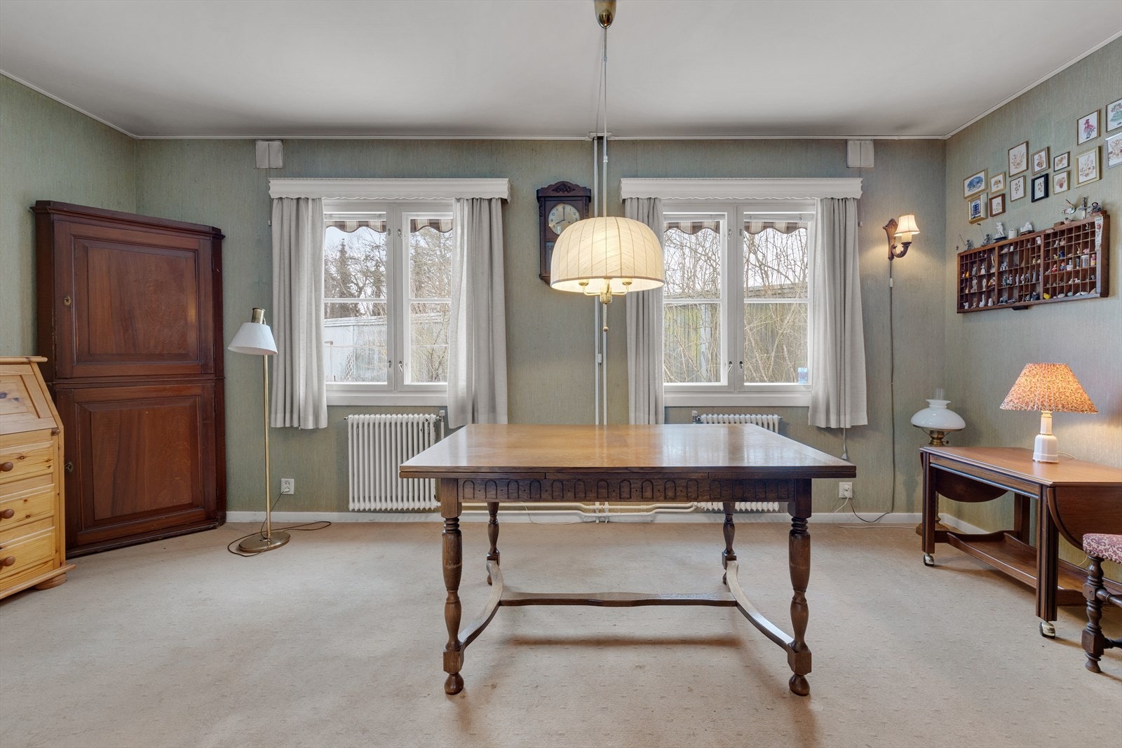 Store vindusflater gir utsyn mot hageområde og bidrar med lysinnslipp. Galleribilde