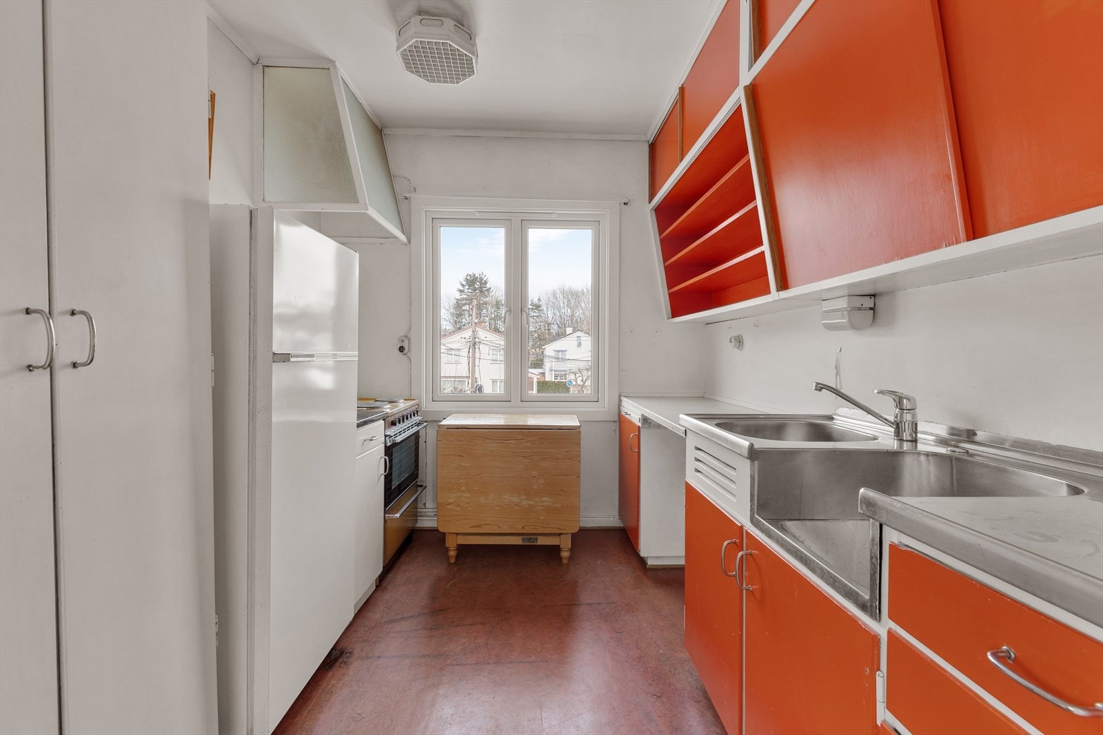 Kjøkkenet har eldre innredning med profilerte fronter og laminert benkeplate, samt oppvaskkum med blandebatteri. Galleribilde