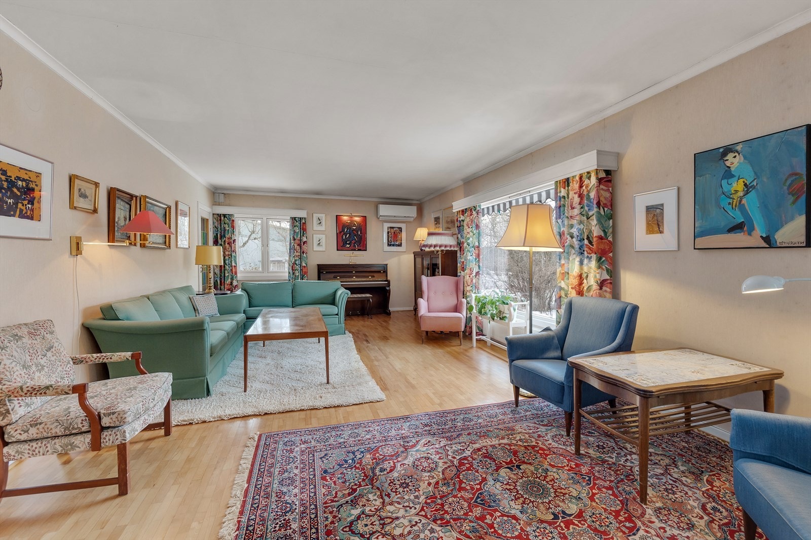 Stor stue med god plass til å møblere etter eget ønske og behov. Galleribilde