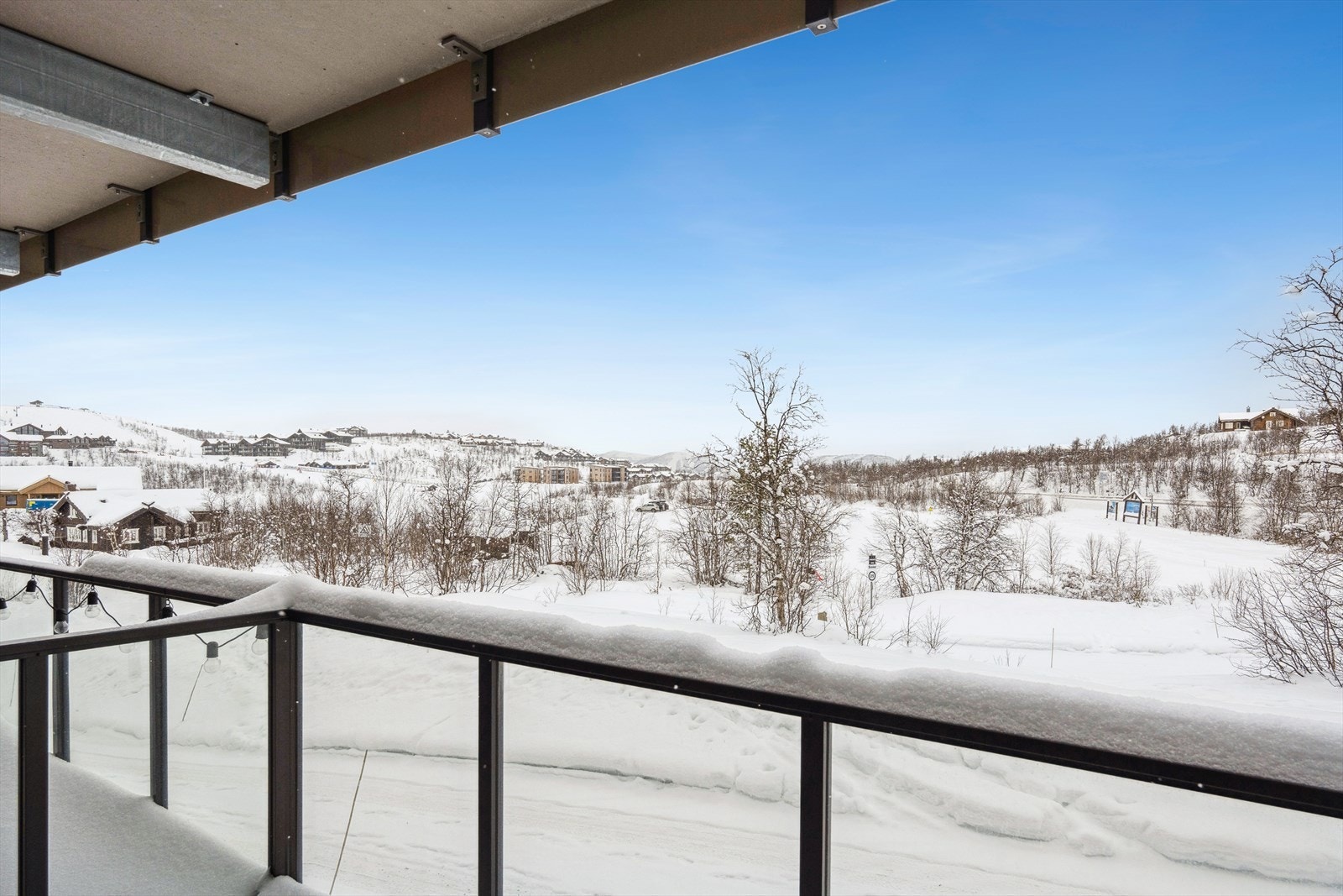 Nydelig utsikt over snødekte vidder - et perfekt sted å nyte fjellroen. Galleribilde