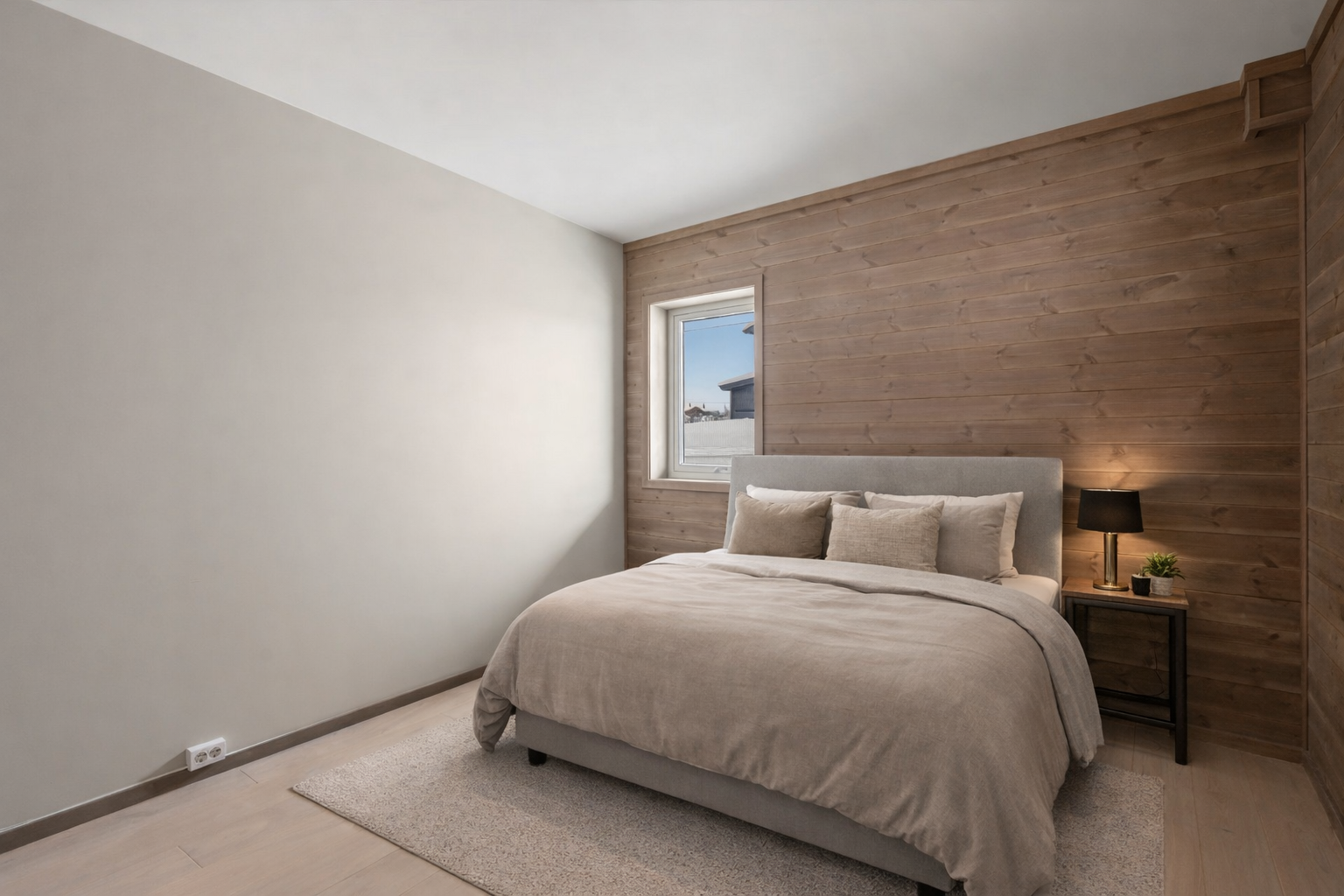 Hovedsoverom av god størrelse med plass til dobbeltseng, nattbord og smart garderobeløsning. Galleribilde