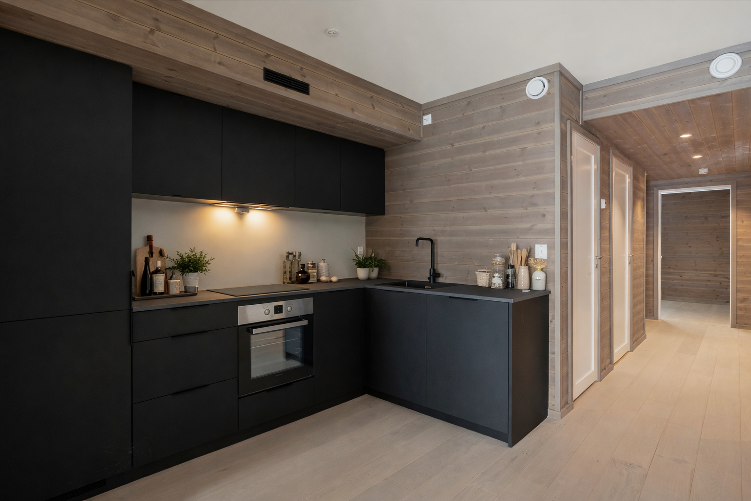 Stilrent og moderne kjøkken med integrerte hvitevarer og god arbeidsplass. Galleribilde