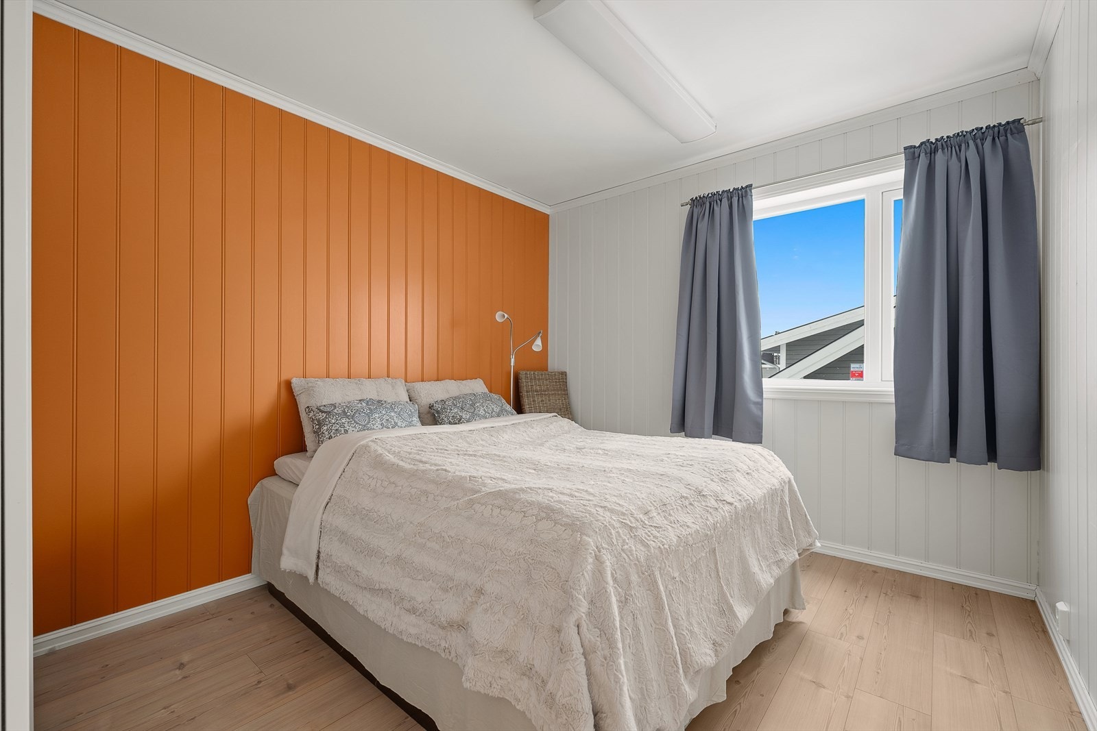 Soverom med lekker fondvegg Galleribilde