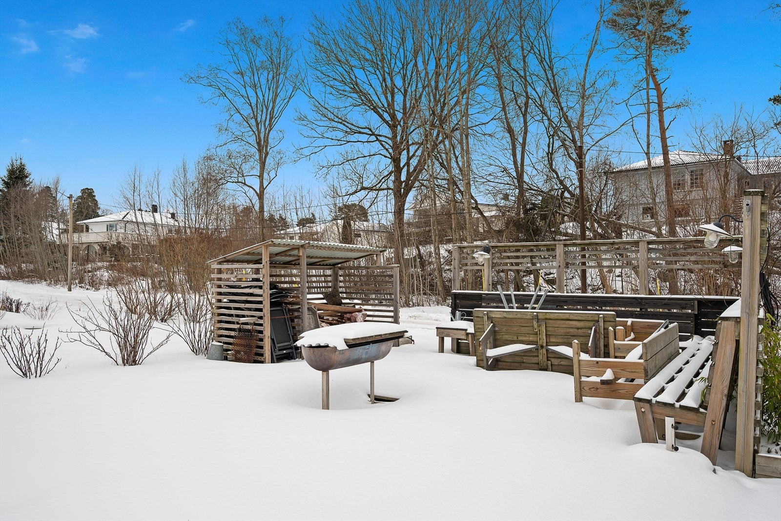 Koselig uterom som er felles - her fra den gamle kokegropen - bålplassen Galleribilde