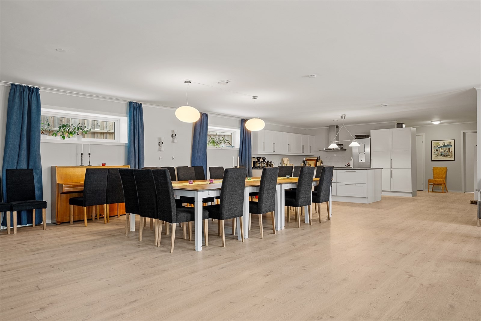 Plass til alle rundt spisebordet i felleshuset Galleribilde