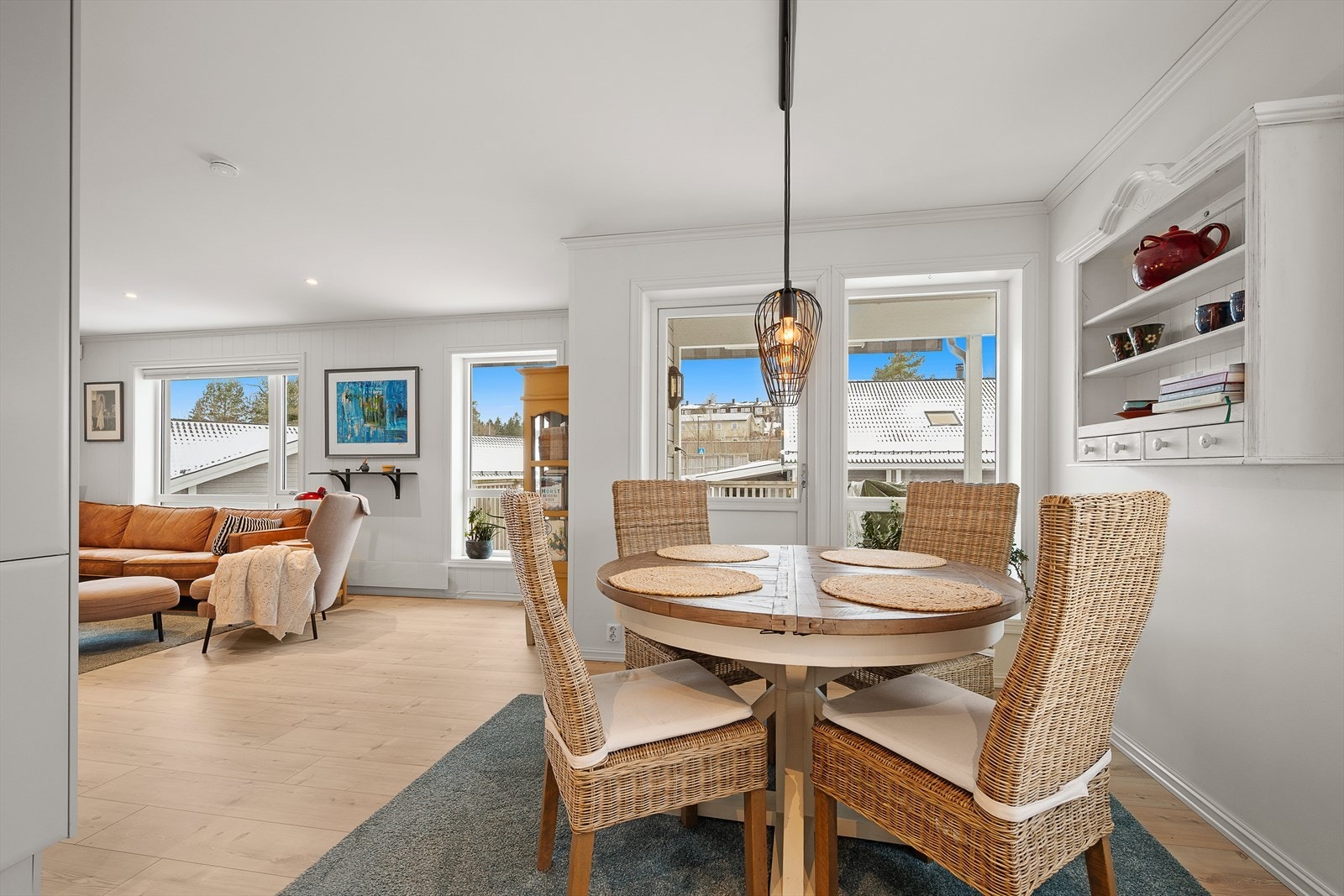 Boligen har åpen stue- og kjøkkenløsning Galleribilde