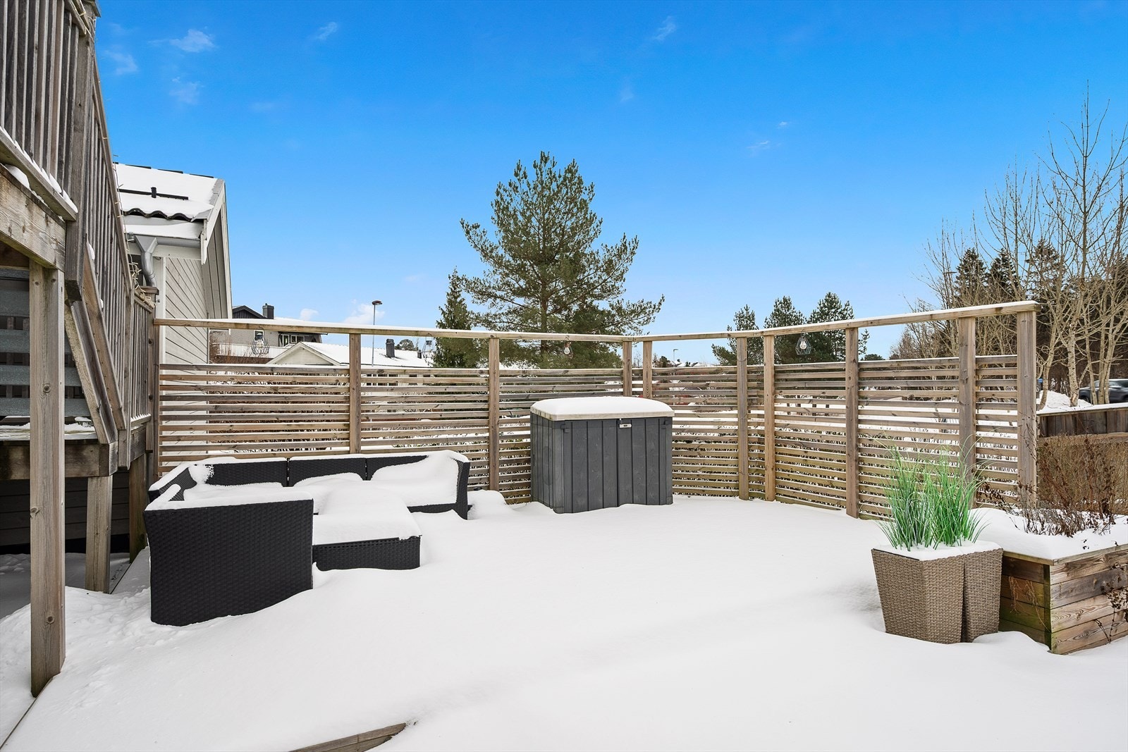 Hyggelig privat platting på bakkenivå som deles med nabo i 2. etasje Galleribilde