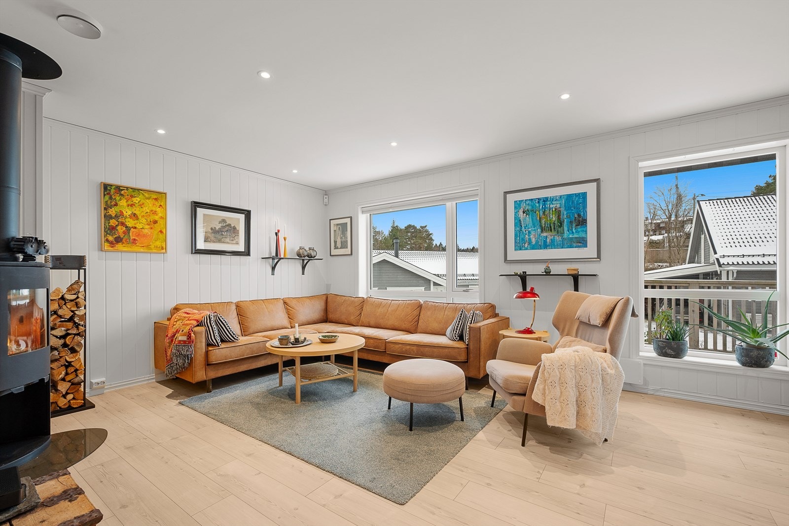 Store vinduer gir godt med gjennomlys i boligen Galleribilde