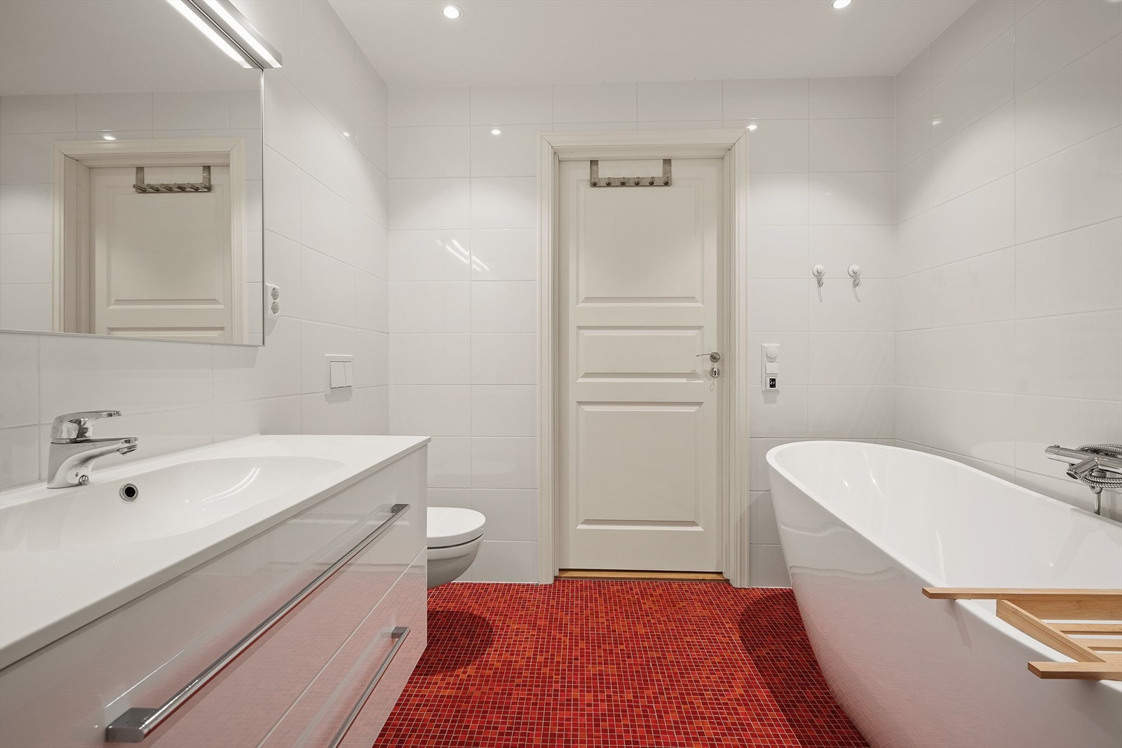 Spotter i tak - flislagt gulv med varmekabler Galleribilde