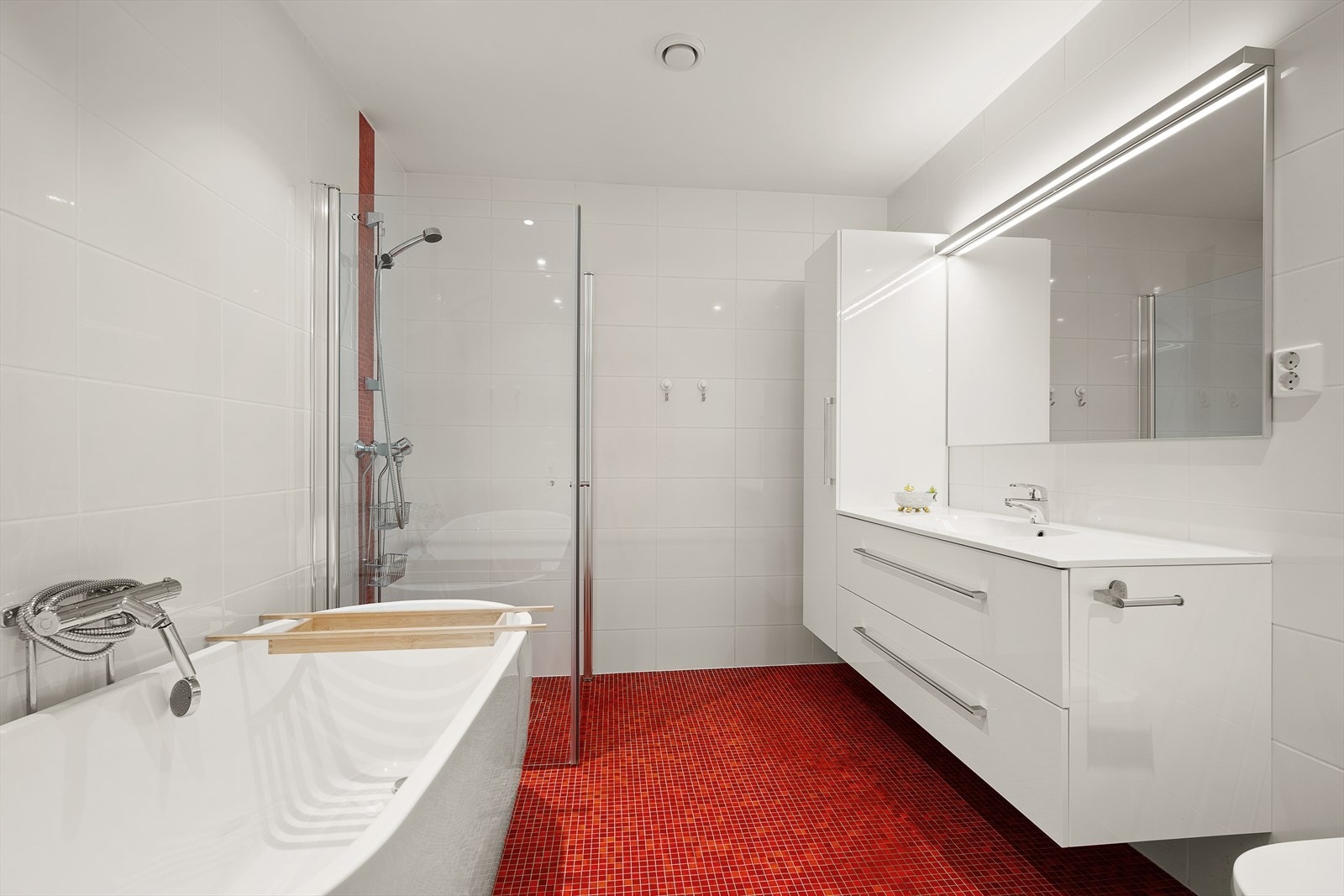 Lekkert bad med dusjhjørne og badekar Galleribilde