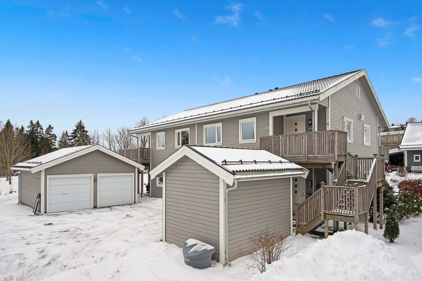 Det medfølger garasje i fellesbygg med bodplass i garasjen. Galleribilde