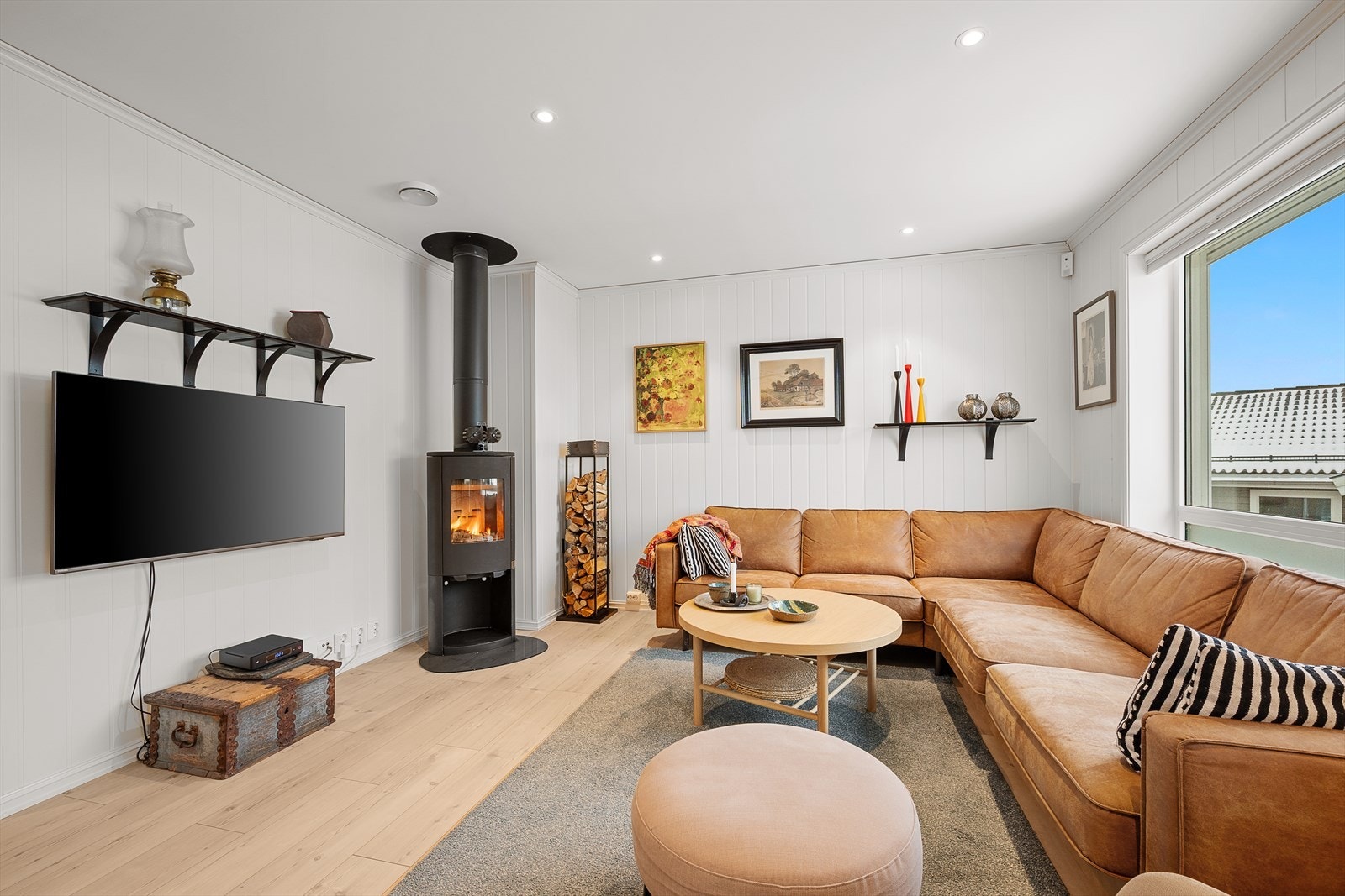 Boligens oppvarmingskilder er elektrisitet og vedfyring - ventilasjonsanlegg Galleribilde