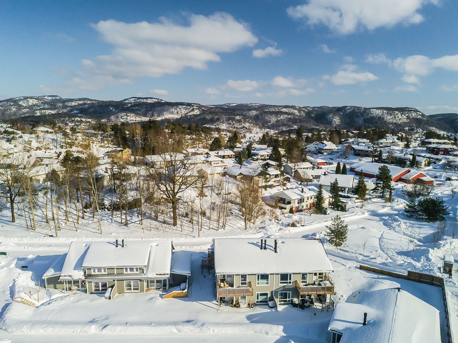 Boligen ligger med flotte turområder i umiddelbar nærhet. Bussforbindelse i kort avstand fra boligen. Galleribilde