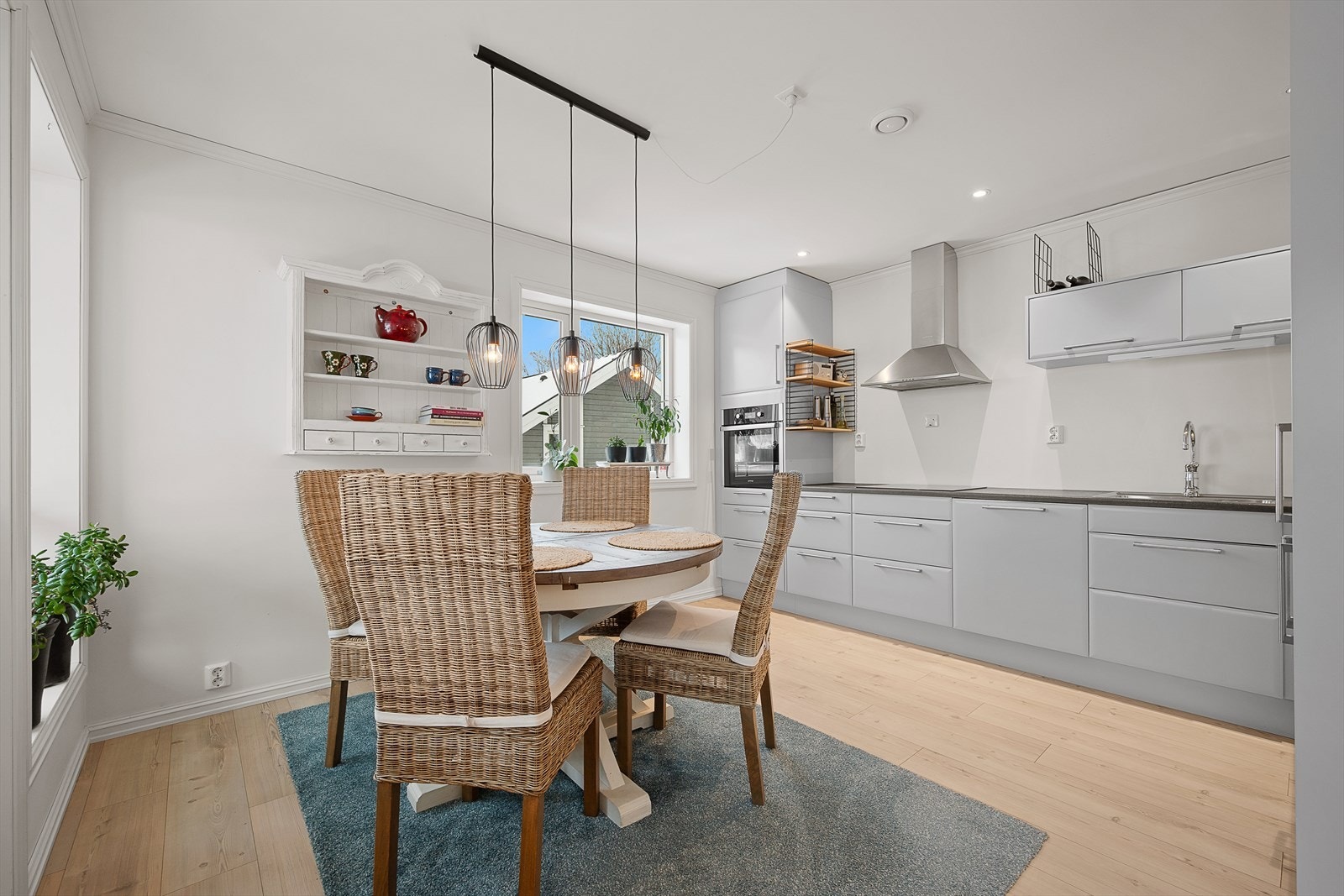 Det er god plass til spisegruppe og fra kjøkkenet er det utgang til terrasse Galleribilde