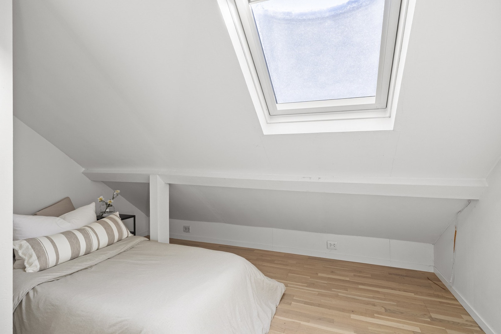 Det andre soverommet har skyvedørsgarderobe. Dette soverommet er ikke godkjent for varig opphold. Galleribilde