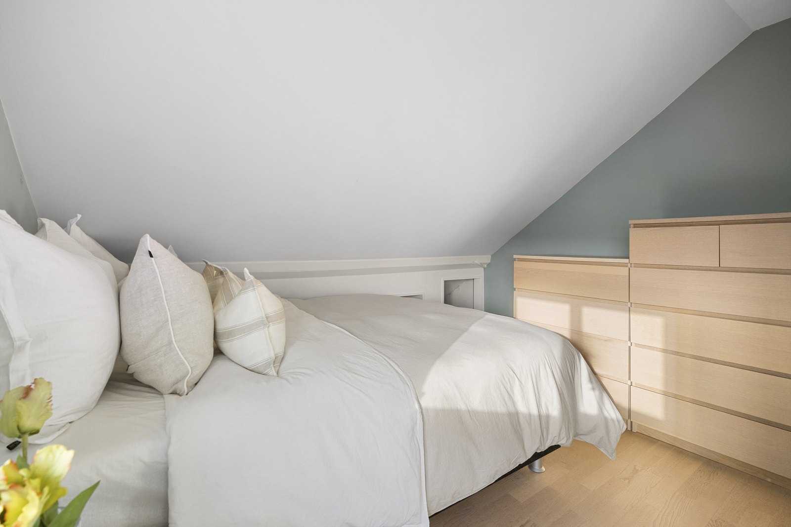 Hovedsoverommet har god plass til dobbeltseng og kommoder. Galleribilde