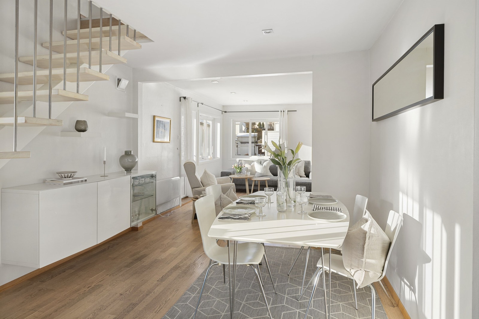 Leiligheten har en lys og luftig stue i åpen løsning med spisestue og kjøkken. Galleribilde