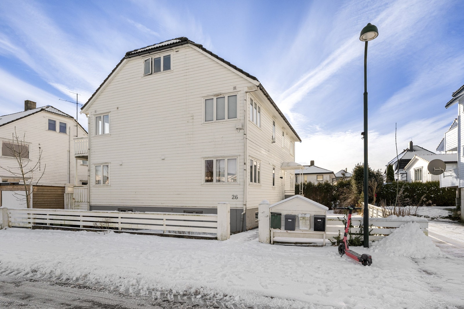 Leiligheten ligger i andre etasje og er vendt mot hagen. Boligen ligger i et attraktivt og sentrumsnært område i Hillevåg, med kort vei til butikker, treningssentre, kafeer og kollektivtransport. Området byr også på flotte turmuligheter. Galleribilde